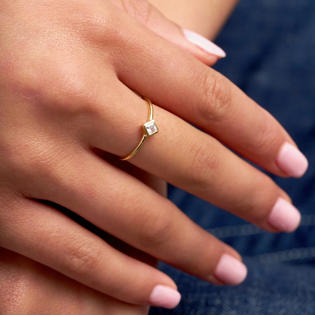 9ct Gold Princess Cut Square Ring | Kosi - Image 3