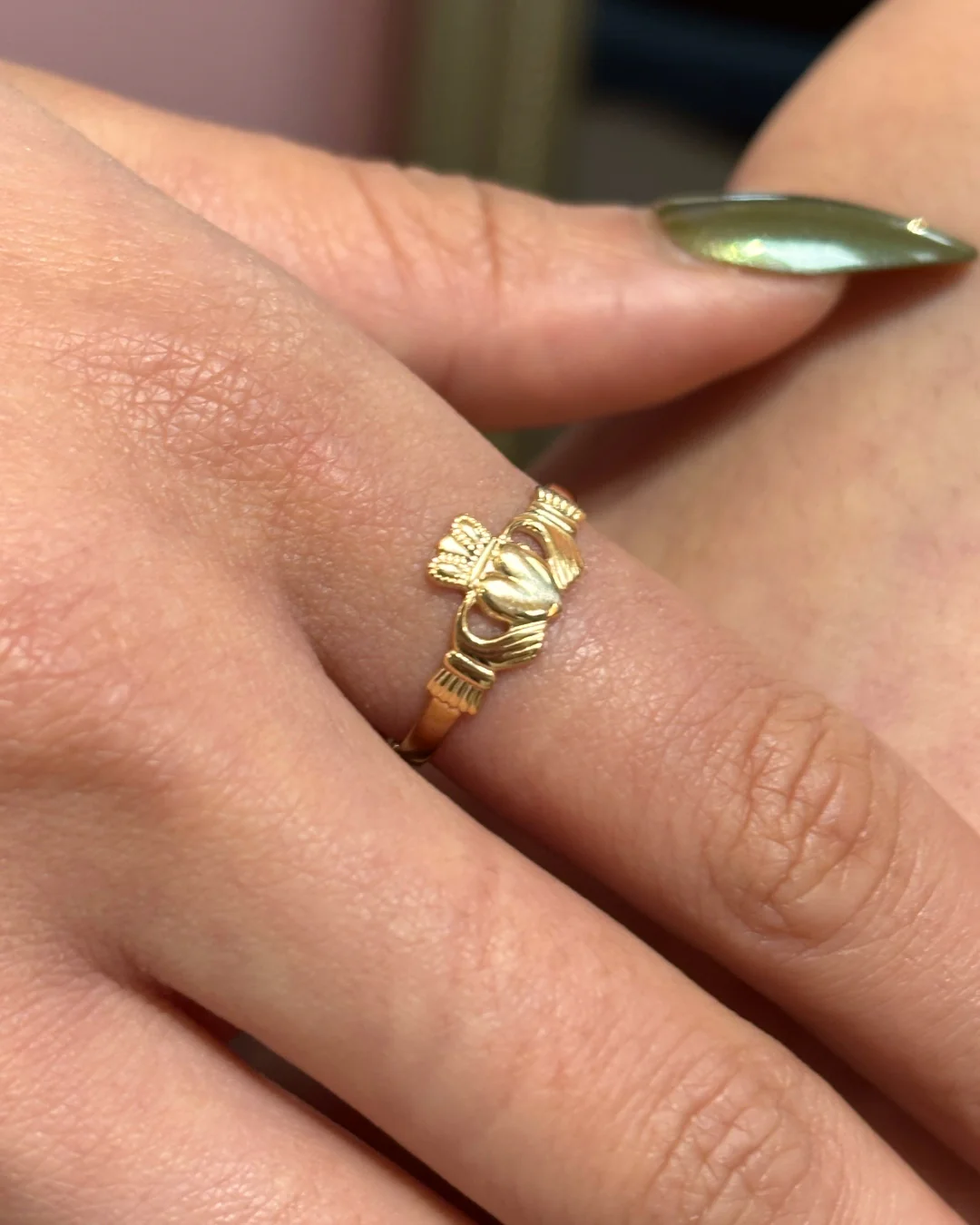 9ct Gold Dainty Claddagh Ring | Solvar - Image 6