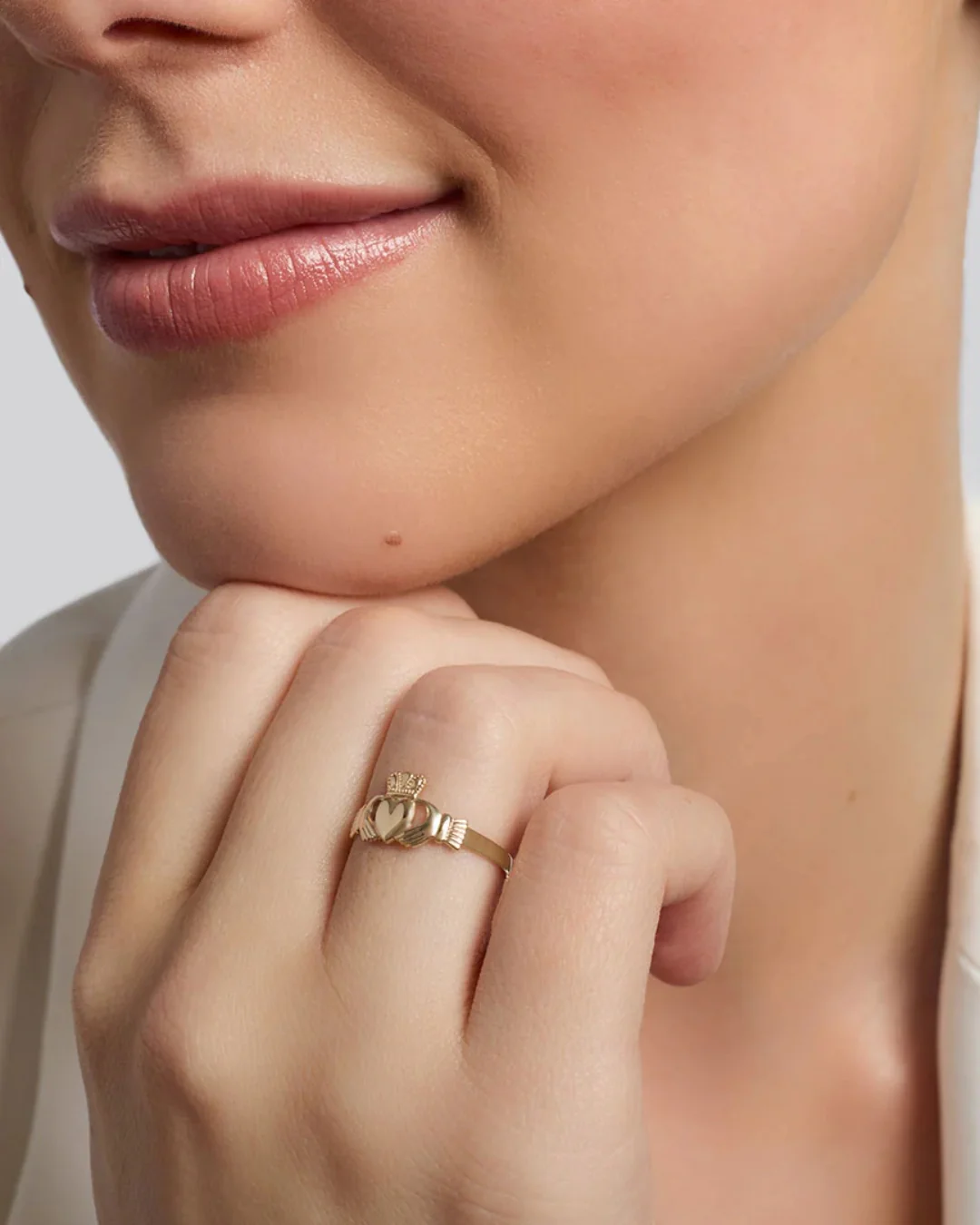 9ct Gold Dainty Claddagh Ring | Solvar - Image 8