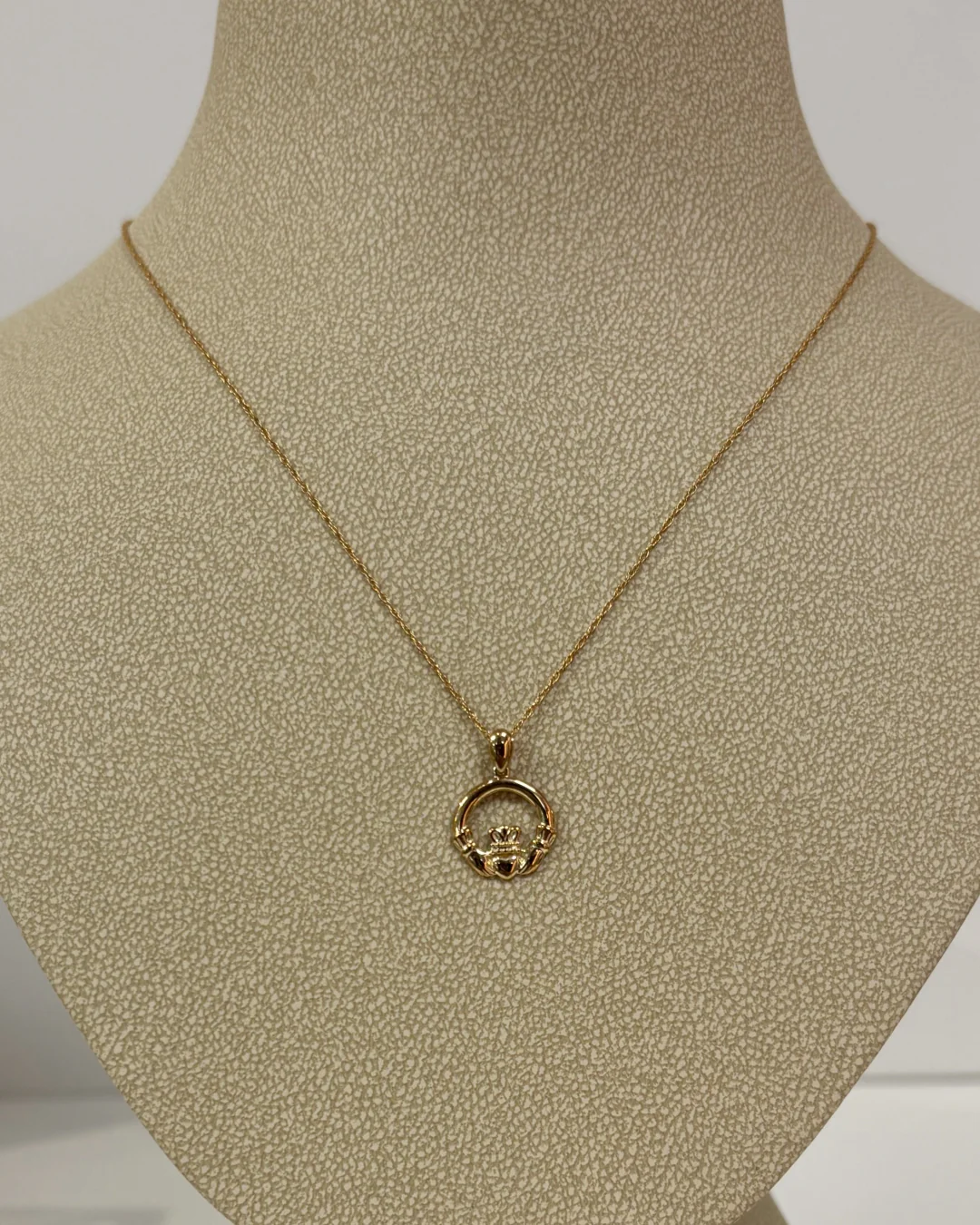 9ct Gold Light Claddagh Pendant Necklace | Solvar - Image 3