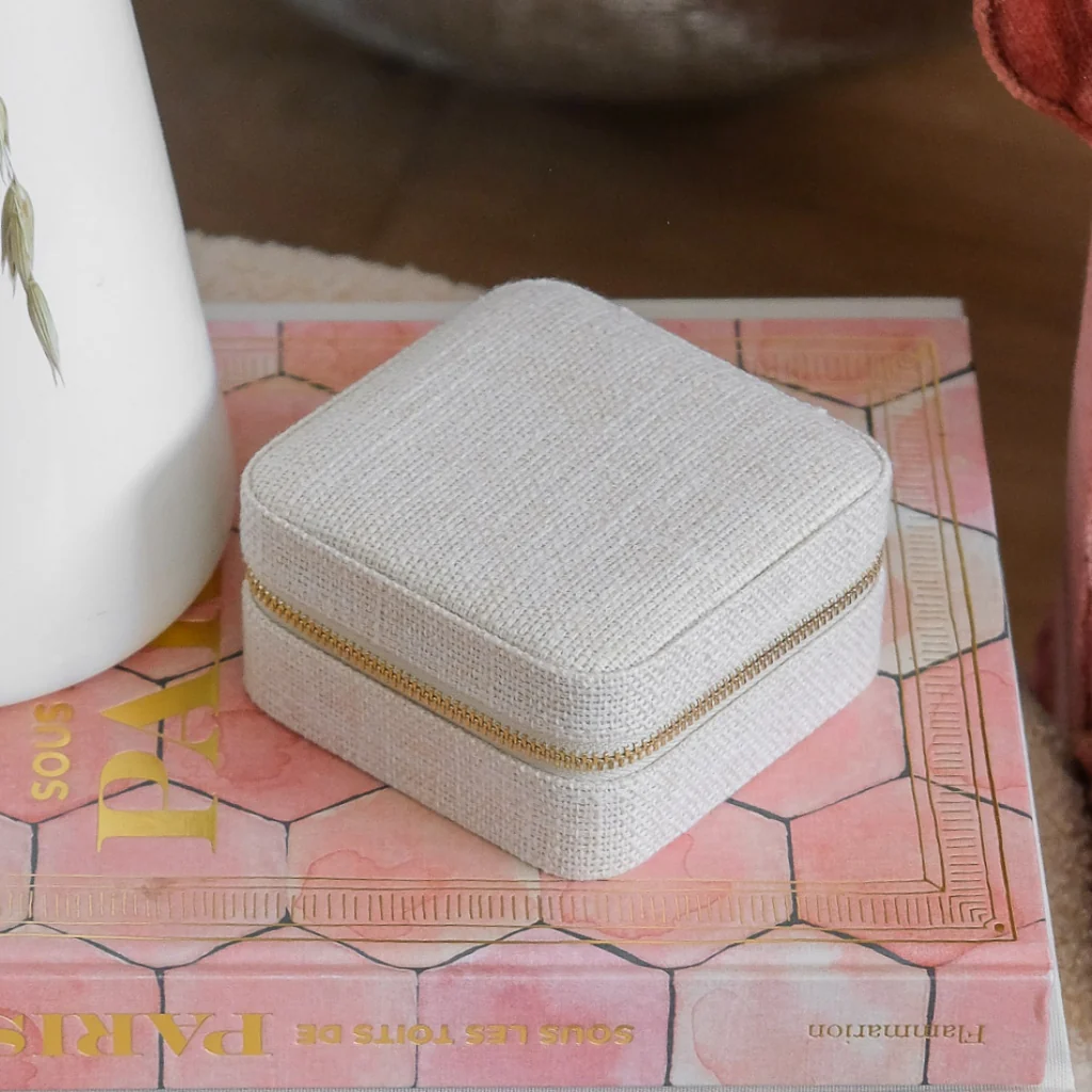 Square Jewellery Case | Corinne | Linen | Maison Scarlett - Image 5