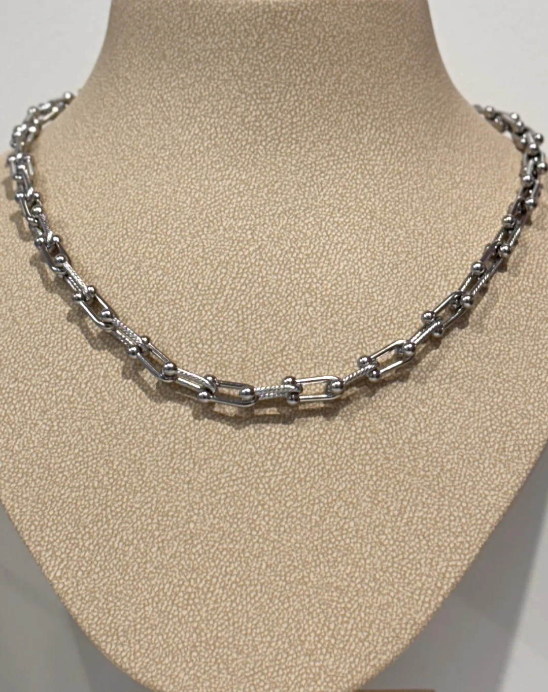 Steel U-Shape Horseshoe Link Necklace | Anartxy - Image 12