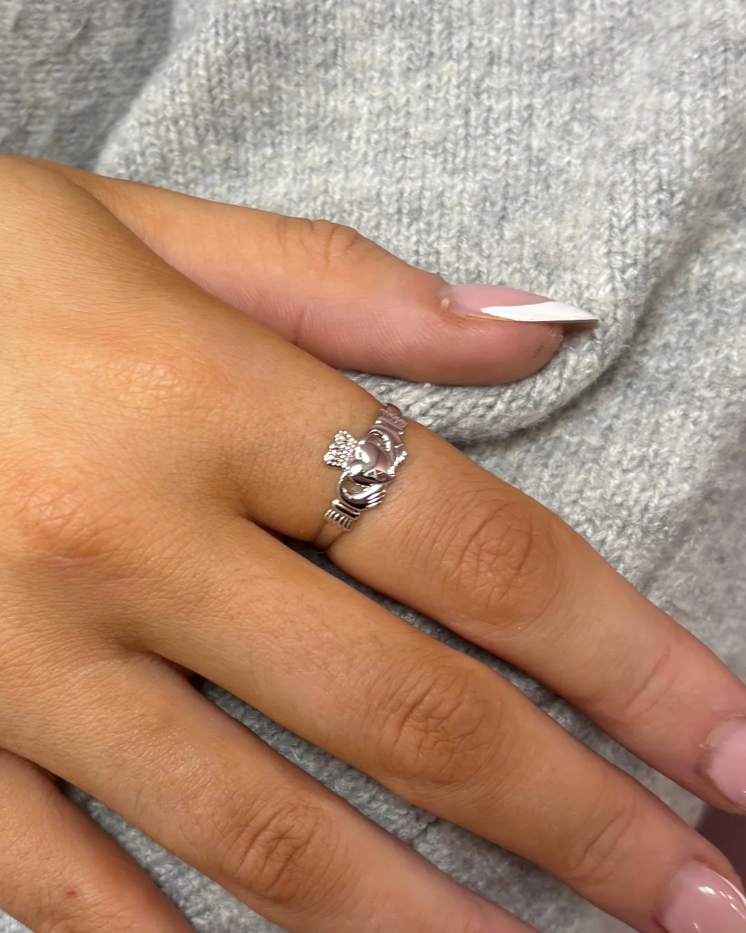 Sterling Silver Light Claddagh Ring | Solvar - Image 3