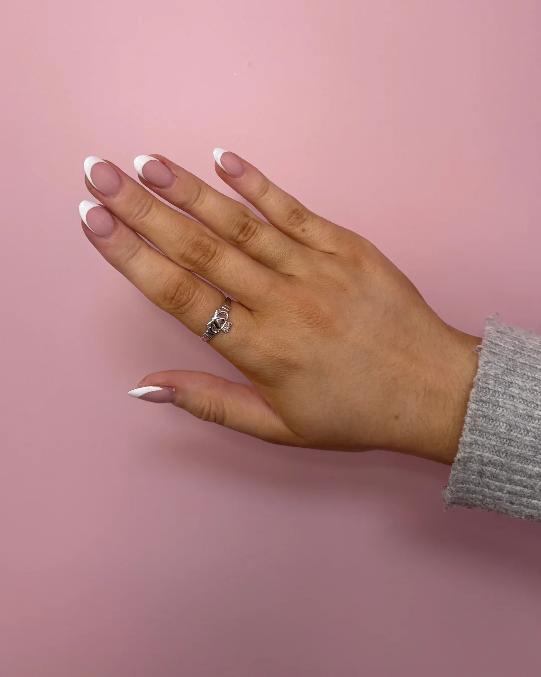 Sterling Silver Light Claddagh Ring | Solvar - Image 4