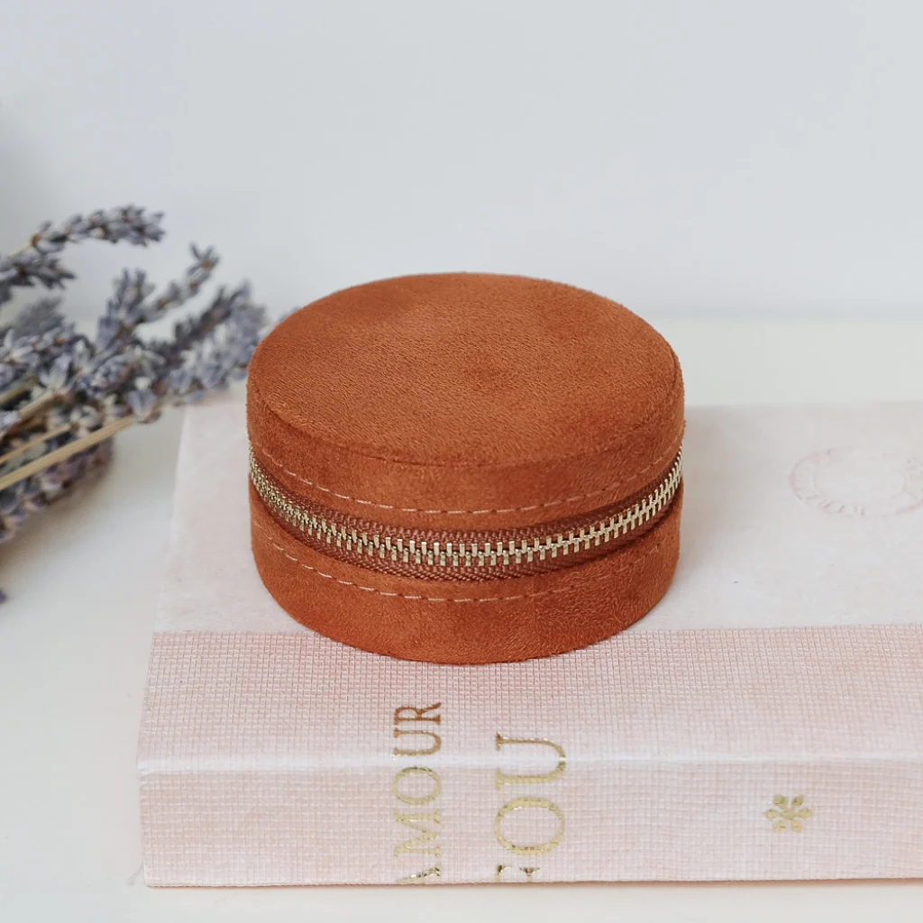Round Travel Jewellery Case | Yvonne | Velvet | Maison Scarlett - Image 11