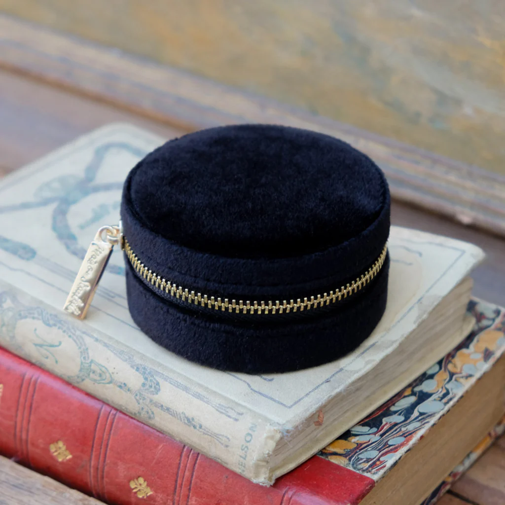Round Travel Jewellery Case | Yvonne | Velvet | Maison Scarlett - Image 4
